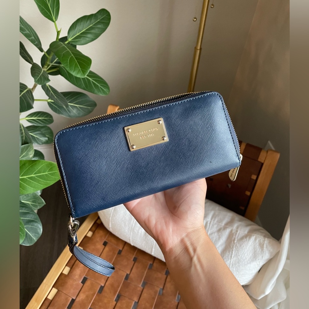 Michael Kors Jet Set Travel Zip Around Travel Wallet